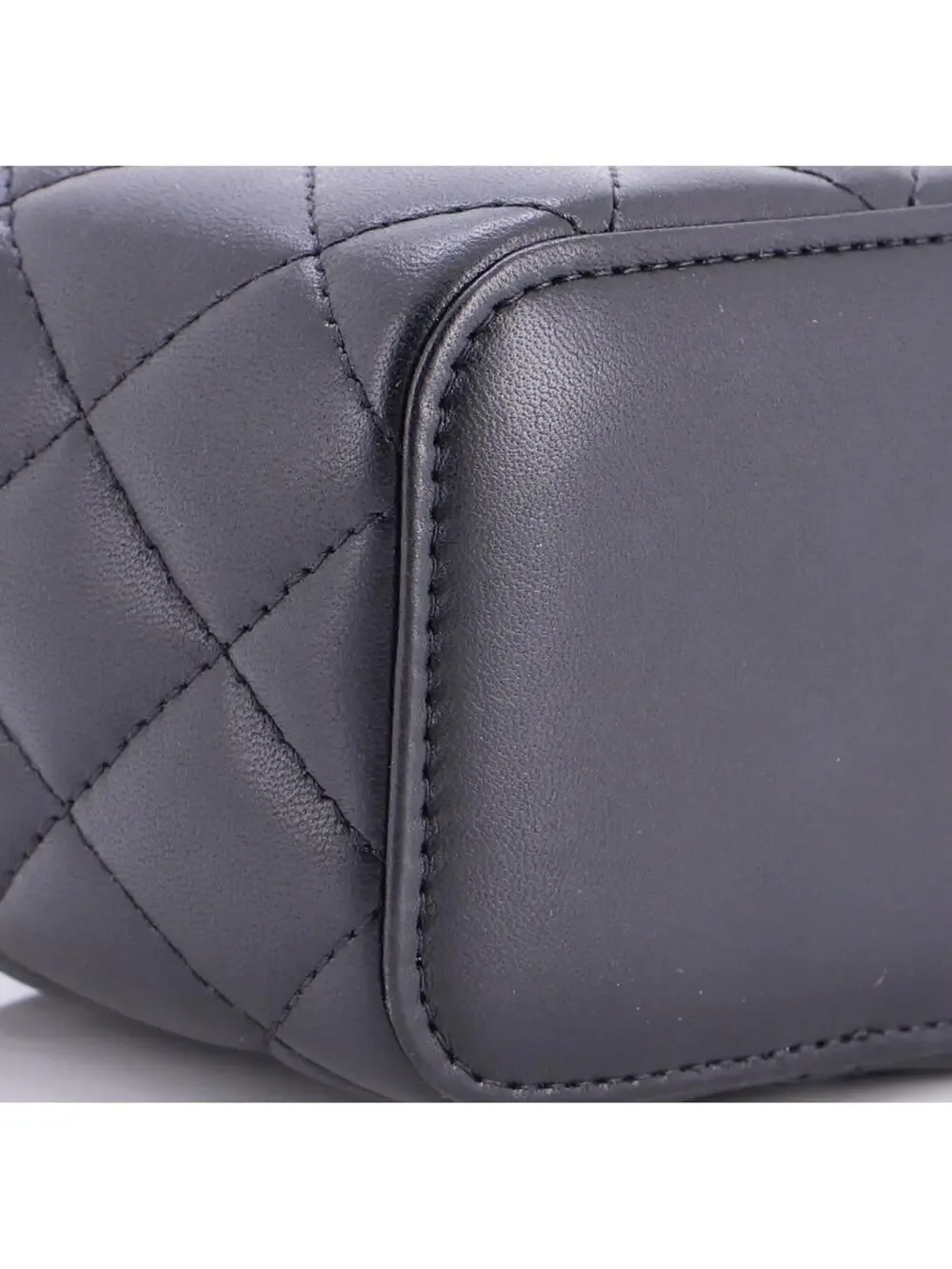Chanel Vanity Case With Pearl Chain #327421C25B